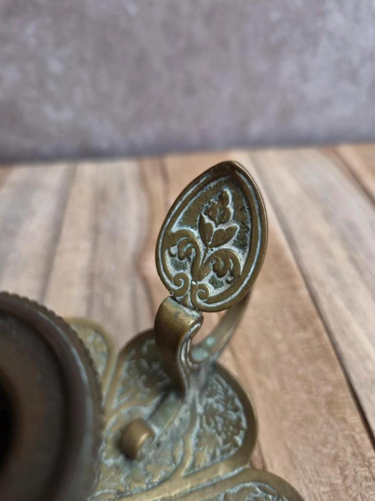 Bougeoir ancien en laiton La Ménagère Paris – décor floral