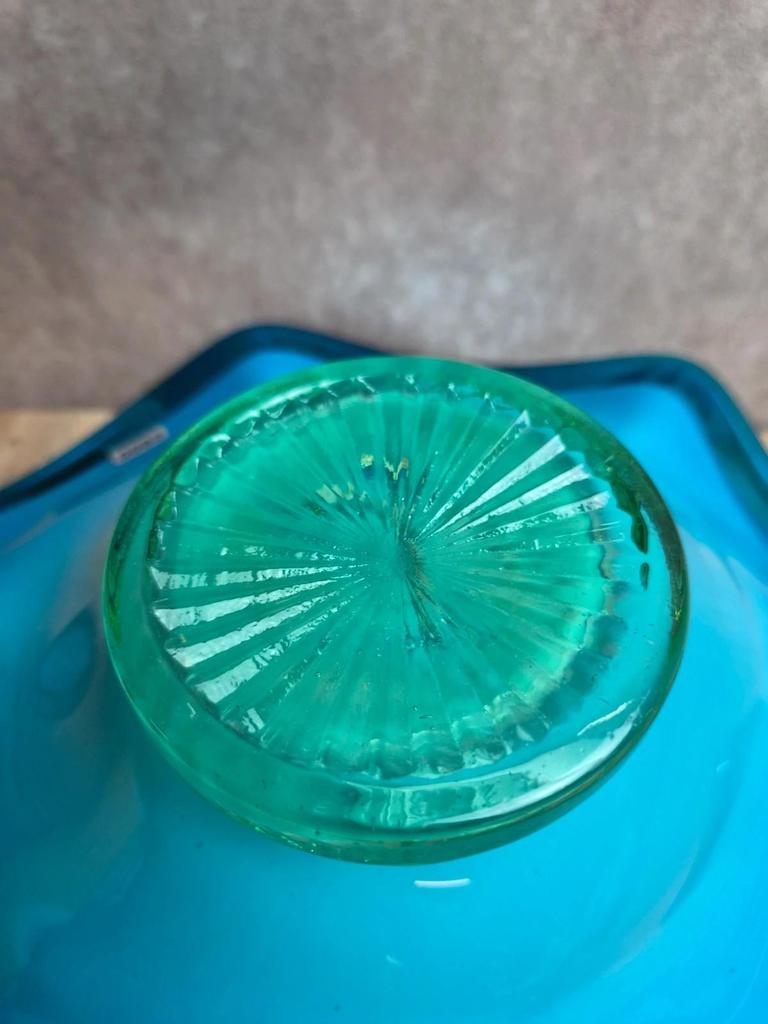 Grande coupe vintage en verre soufflé turquoise – style Murano – fleur appliquée