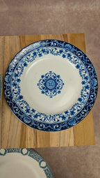 Lot de 3 assiettes anciennes en terre de fer – dépareillées bleu & blanc