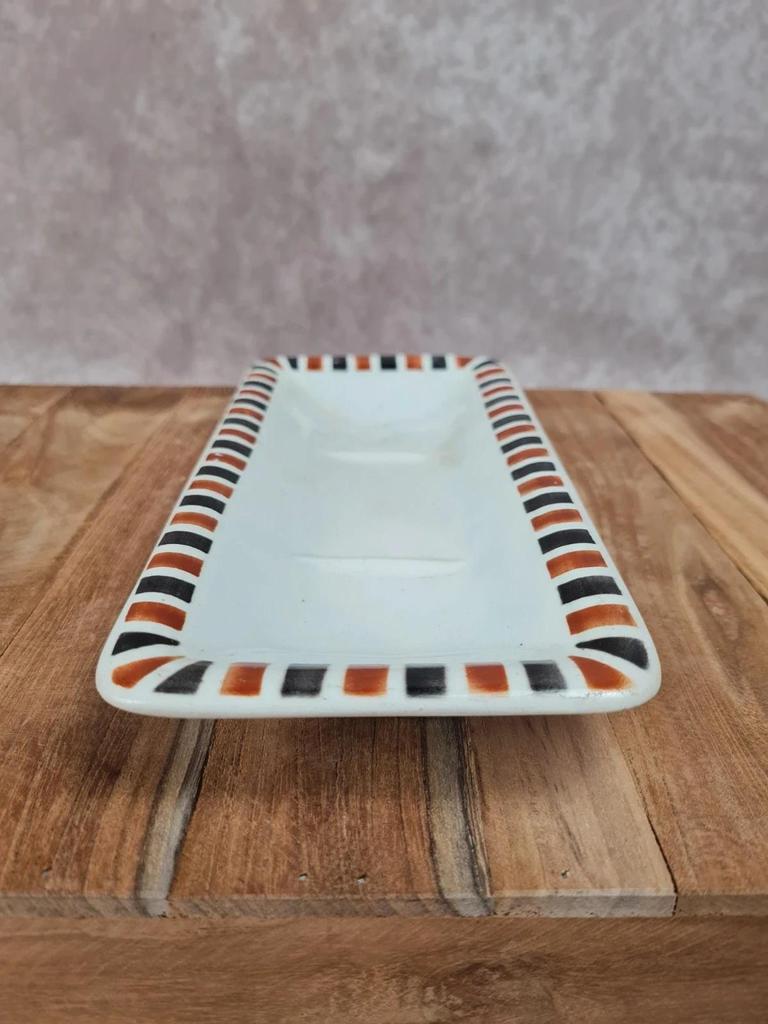 🧼 Ancien porte-peigne ou vide-poches en faïence blanche à décor géométrique noir et ocre