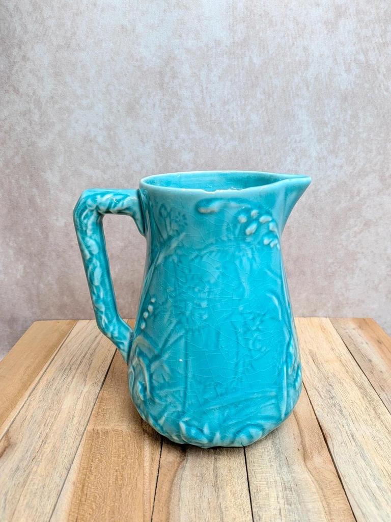 Pichet ancien en barbotine bleu turquoise