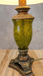 Lampe vintage pied imitation bronze & verre vert relief style ancien