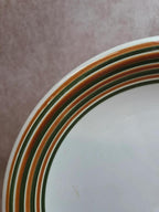 Plat rond Sarreguemines peint à la main – décor rayures vertes et brunes