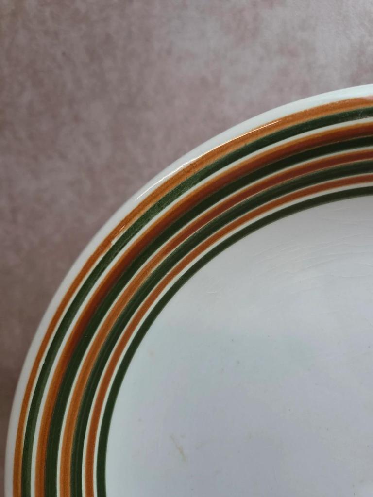 Plat rond Sarreguemines peint à la main – décor rayures vertes et brunes