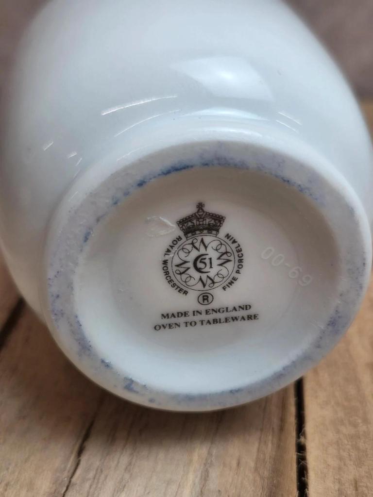 Cuiseur à œuf en porcelaine Royal Worcester blanc avec couvercle – Made in England