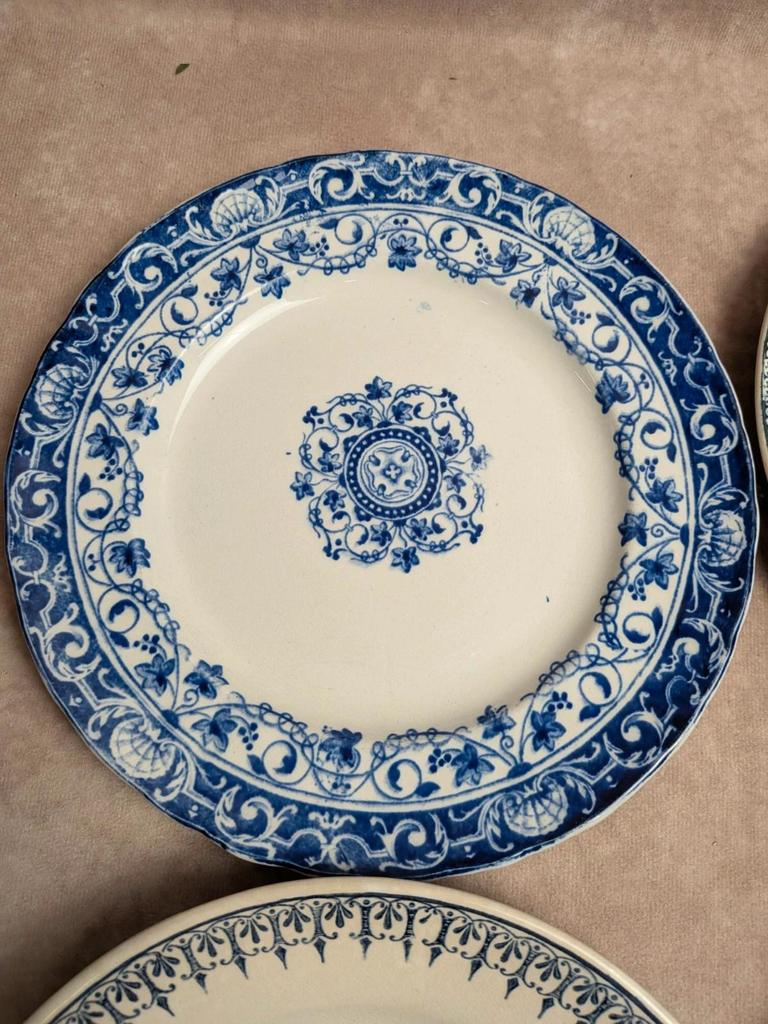 Lot de 6 assiettes plates dépareillées en terre de fer