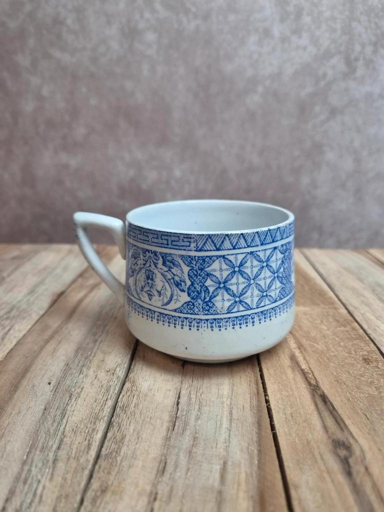 Ancienne tasse à café Terre de Fer bleue – attribuée au modèle Dentelle de Lunéville