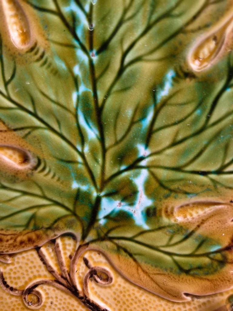 Assiette à dessert ancienne en barbotine – décor de feuilles en relief – jaune et vert