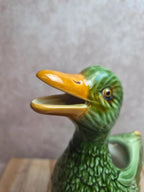 Grand pichet canard en barbotine vintage – faïence émaillée verte – 29 cm
