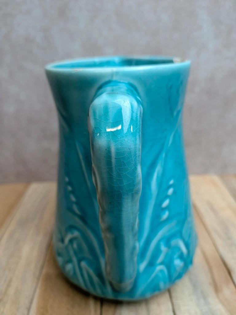 Pichet ancien en barbotine bleu turquoise