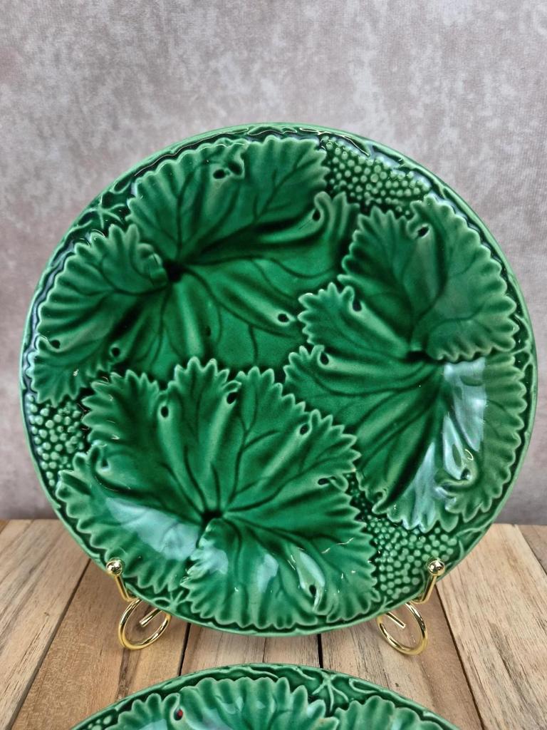 Lot de 2 assiettes à dessert en barbotine verte décor vigne