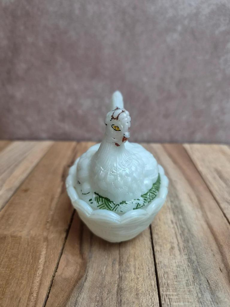 Petite poule couveuse en opaline blanche peinte ancienne