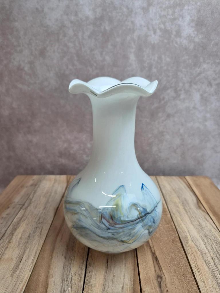 Vase vintage en verre opalin blanc – décor abstrait multicolore – col festonné