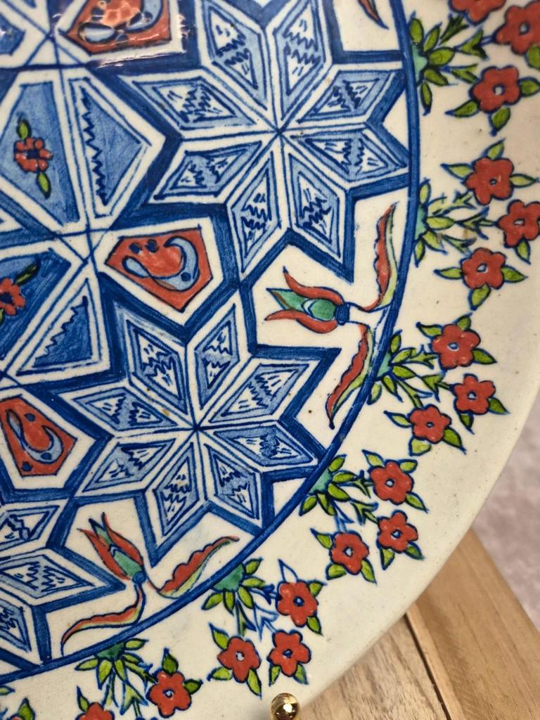 Grande assiette murale vintage en céramique de Kütahya signée – décor oriental peint à la main