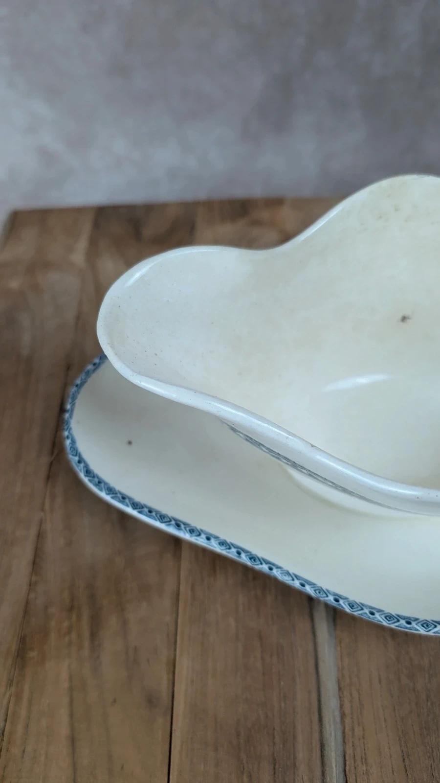 Ancienne saucière Salins – décor bleu sur faïence blanche