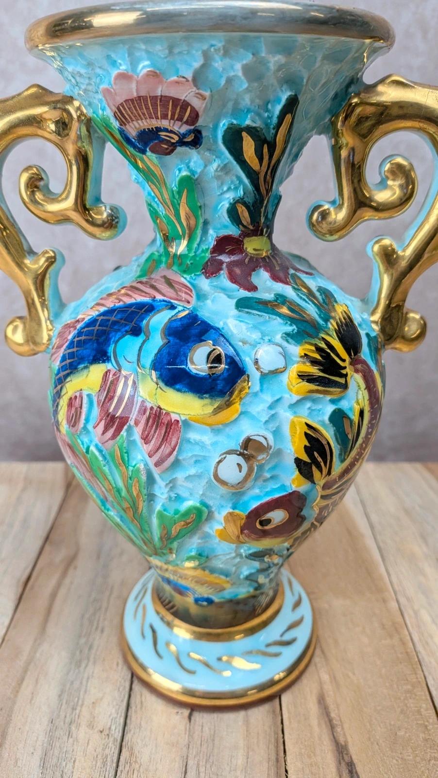Vase vintage Cerdazur Monaco décor poissons relief, anses dorées