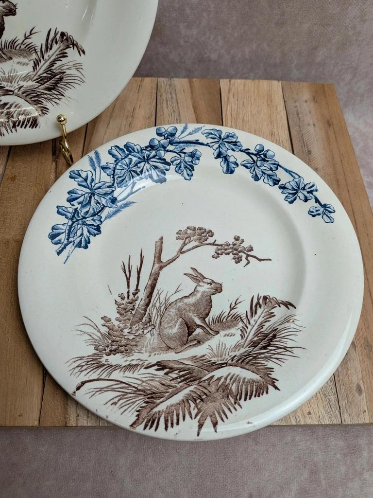 Lot de 2 assiettes Terre de Fer polychrome Clairefontaine modèle Chasse décor lièvre