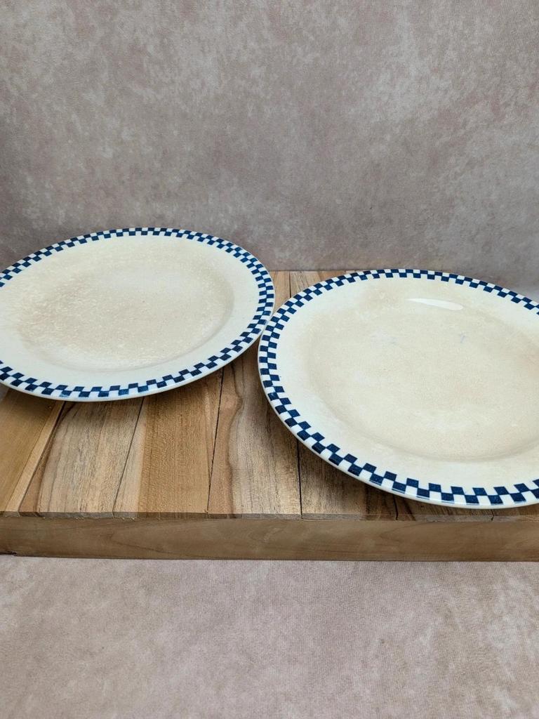 Lot de 2 plats sur pied Terre de fer Salins modèle Damier