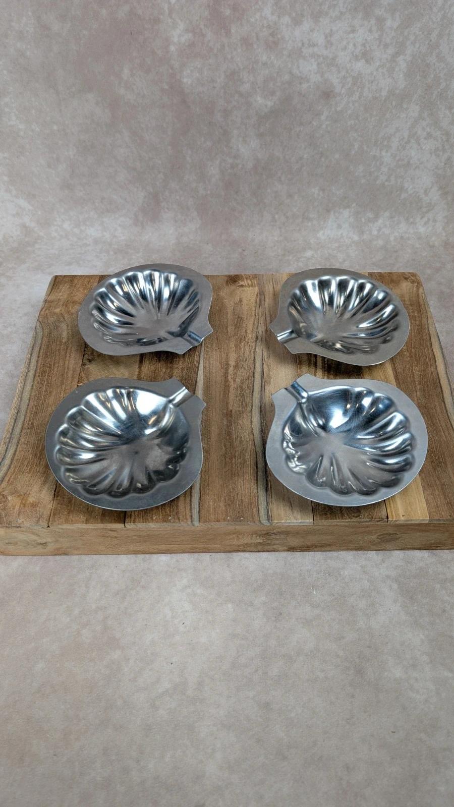 Lot de 4 coupelles anciennes en inox – forme coquille saint jacques