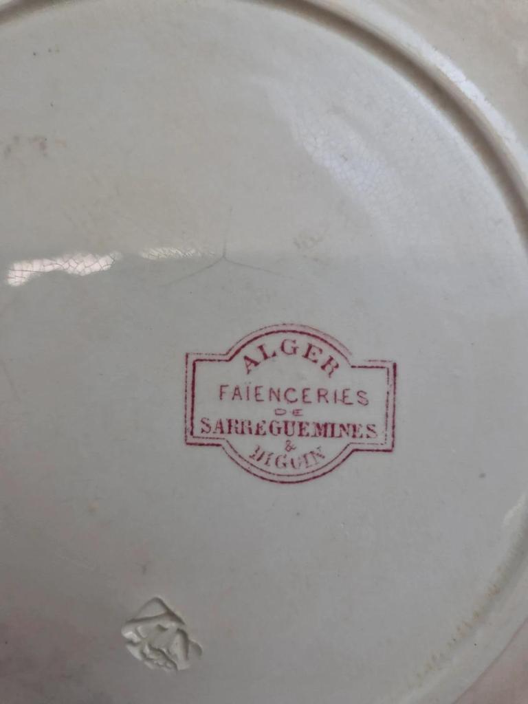 Assiette ancienne Sarreguemines & Digoin modèle Alger rouge – Terre de fer décor floral