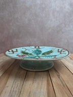 Ancien petit compotier en barbotine majolique turquoise – décor végétal en relief