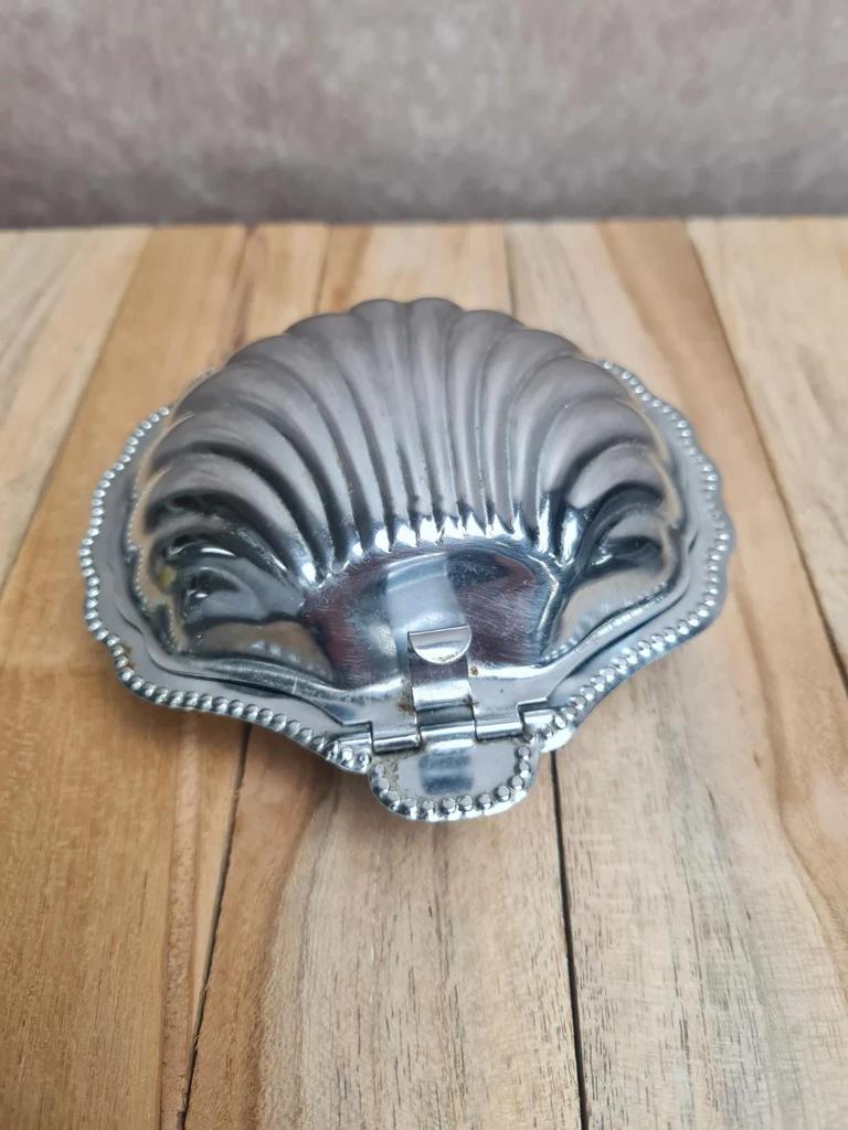 Petit beurrier coquillage vintage en métal argenté et verre opaque style Art Déco
