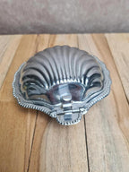 Petit beurrier coquillage vintage en métal argenté et verre opaque style Art Déco