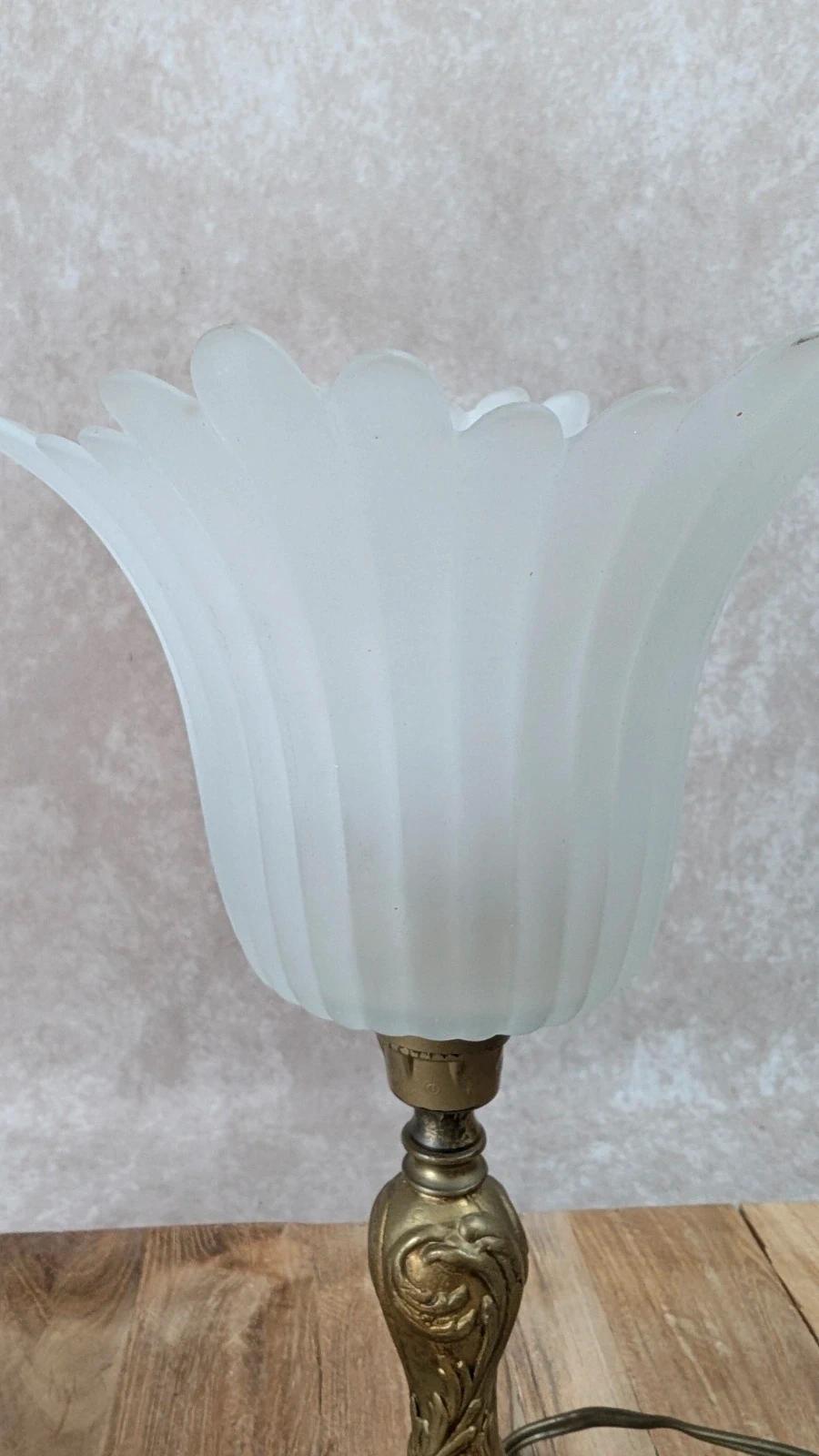 Lampe ancienne Modèle Déposé en bronze & tulipe en verre dépoli