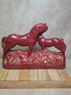 Sculpture vintage jument & poulain signée Jean – céramique rouge et dorure