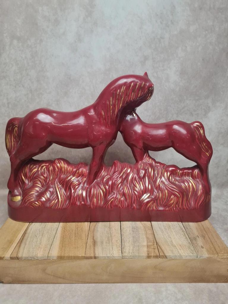 Sculpture vintage jument & poulain signée Jean – céramique rouge et dorure