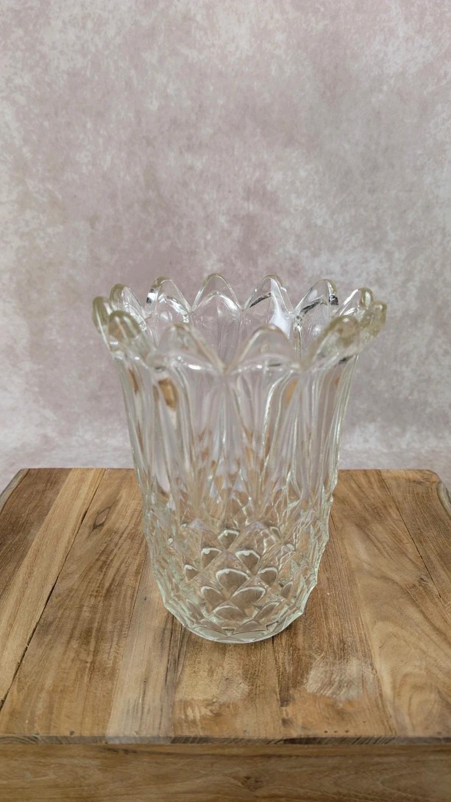 Charmant vase ancien en verre moulé
