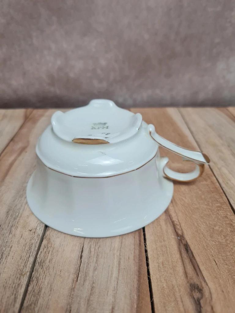 Tasse ancienne porcelaine Kpm Berlin années 1920 décor floral doré