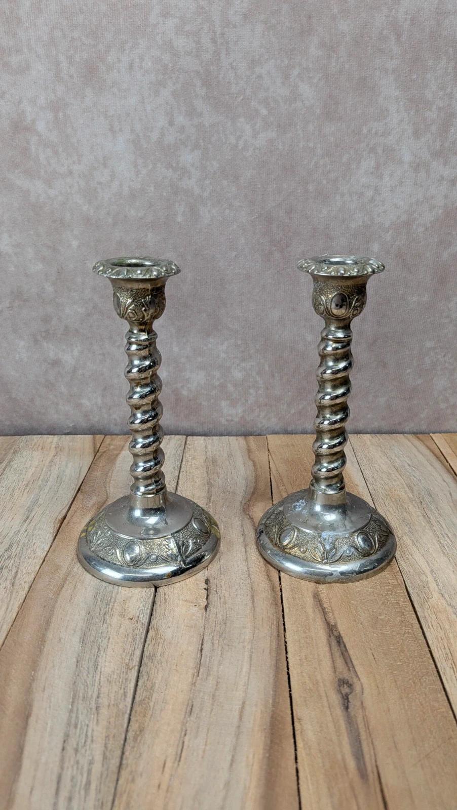 Paire de bougeoirs vintage en métal argenté – Made in England – pied torsadé