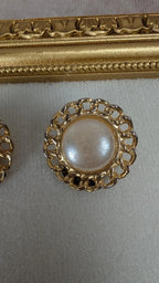 Boucles d’oreilles à clips dorées et perle vintage