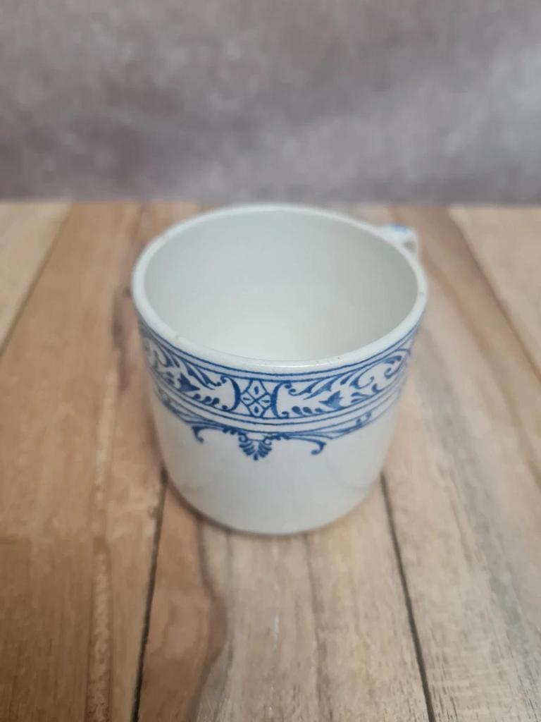 Tasse et sous-tasse ancienne Terre de fer Colbert Creil & Montereau bleu