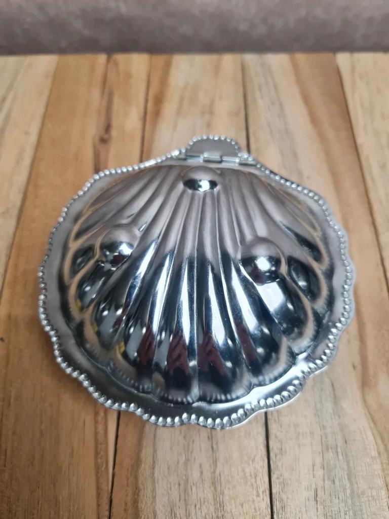 Petit beurrier coquillage vintage en métal argenté et verre opaque style Art Déco
