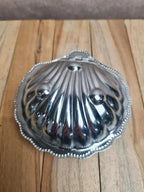 Petit beurrier coquillage vintage en métal argenté et verre opaque style Art Déco