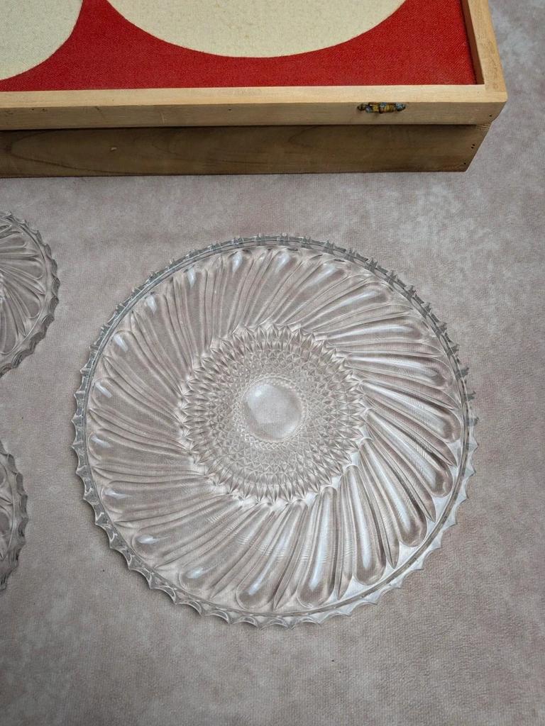 Ensemble vintage dessous de plat et dessous de bouteille en verre dans coffret en bois