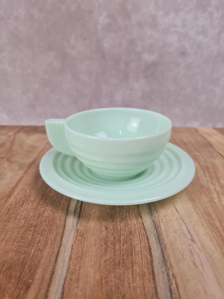 Tasse et sous-tasse vintage en verre opalin vert – Made in France
