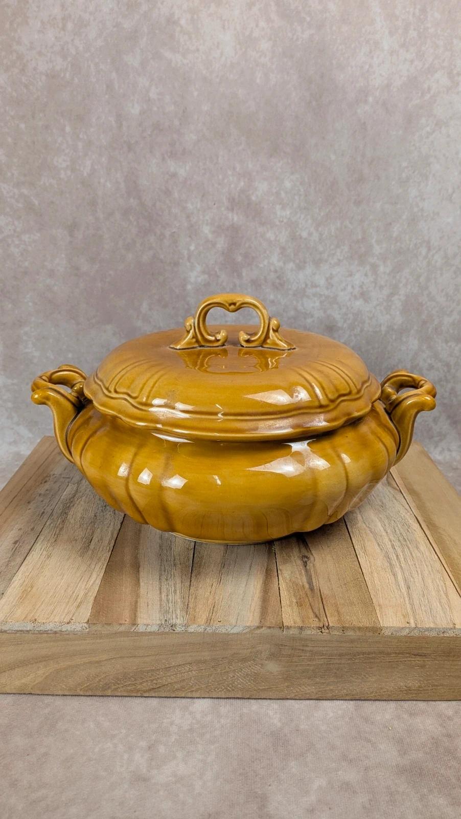 Soupière vintage en céramique émaillée jaune moutarde avec couvercle