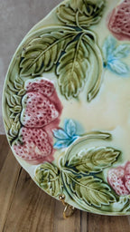 Assiette barbotine vintage aux fraises