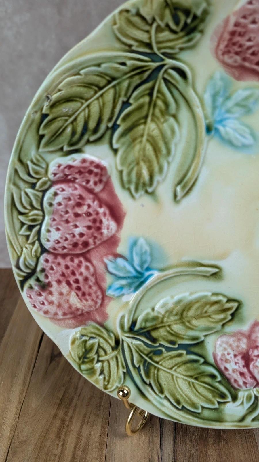 Assiette barbotine vintage aux fraises