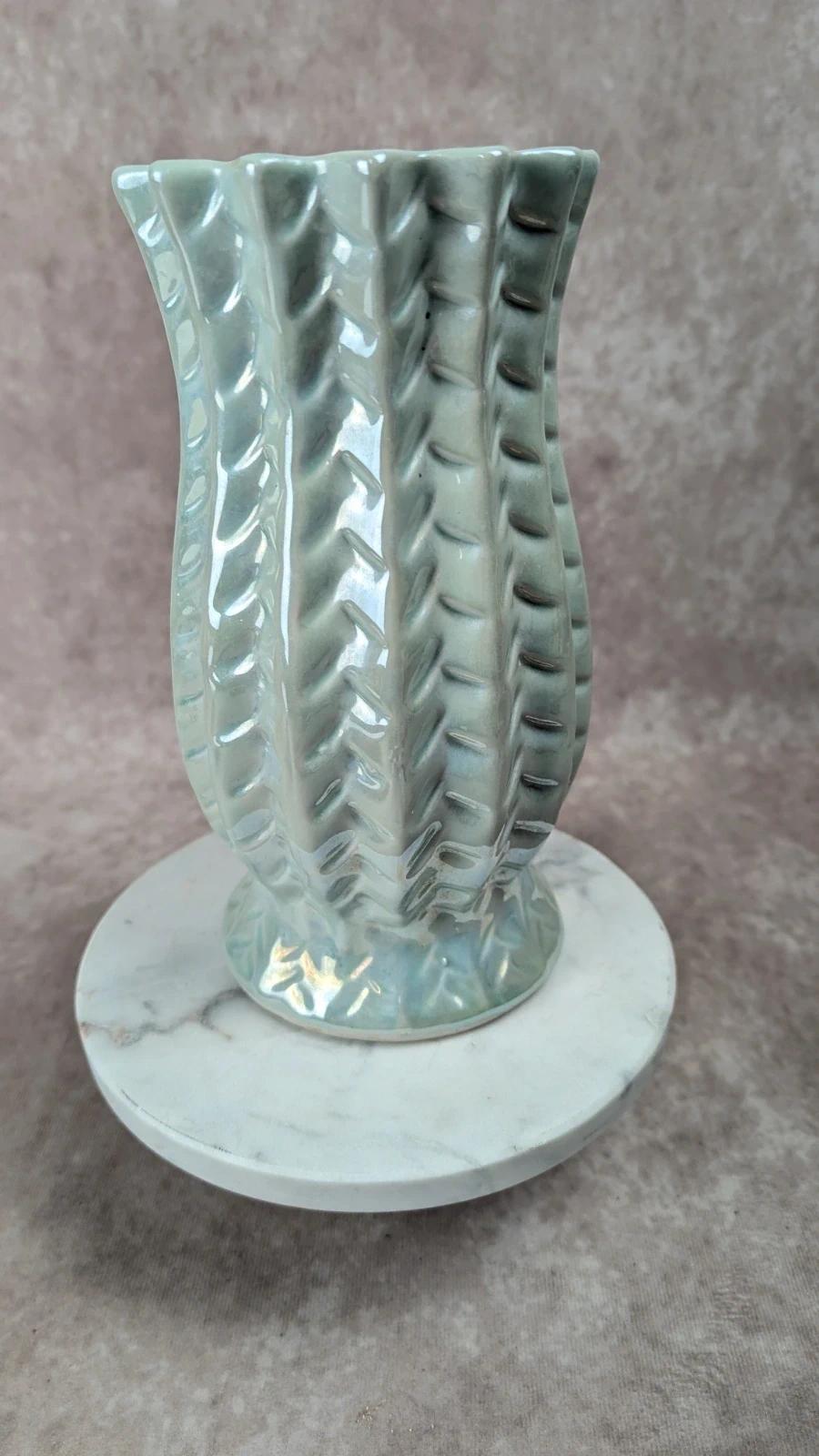 Vase en céramique vintage émaillé vert pâle
