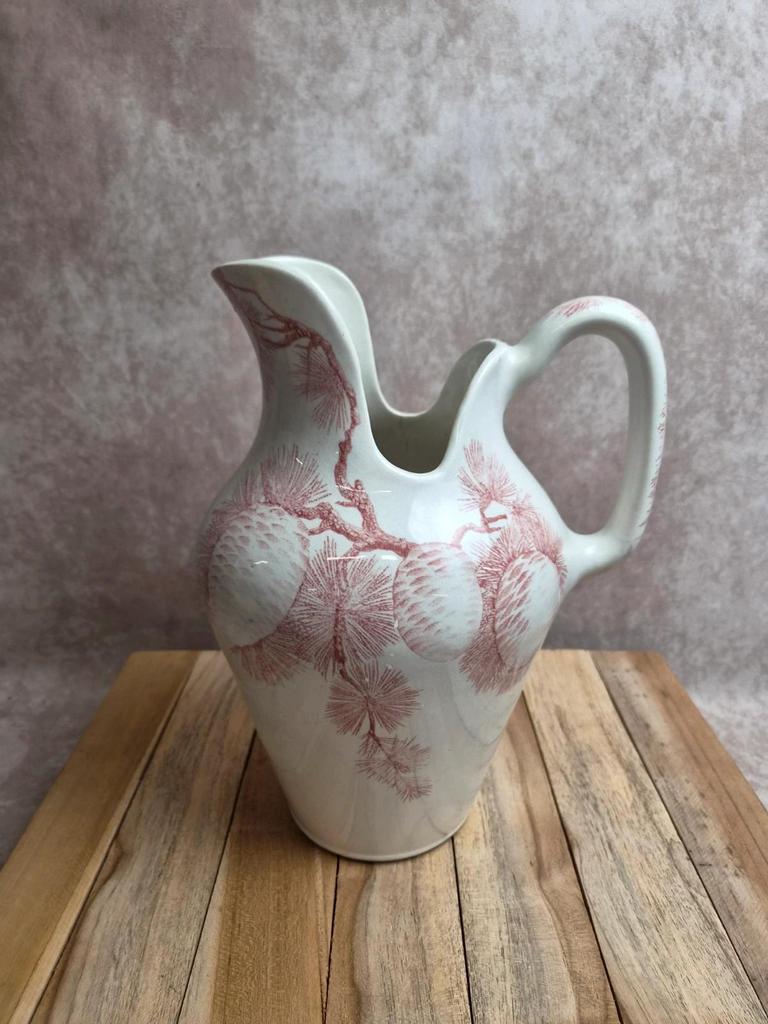 Broc de toilette Terre de Fer Creil & Montereau Sanremo – décor pommes de pin rare