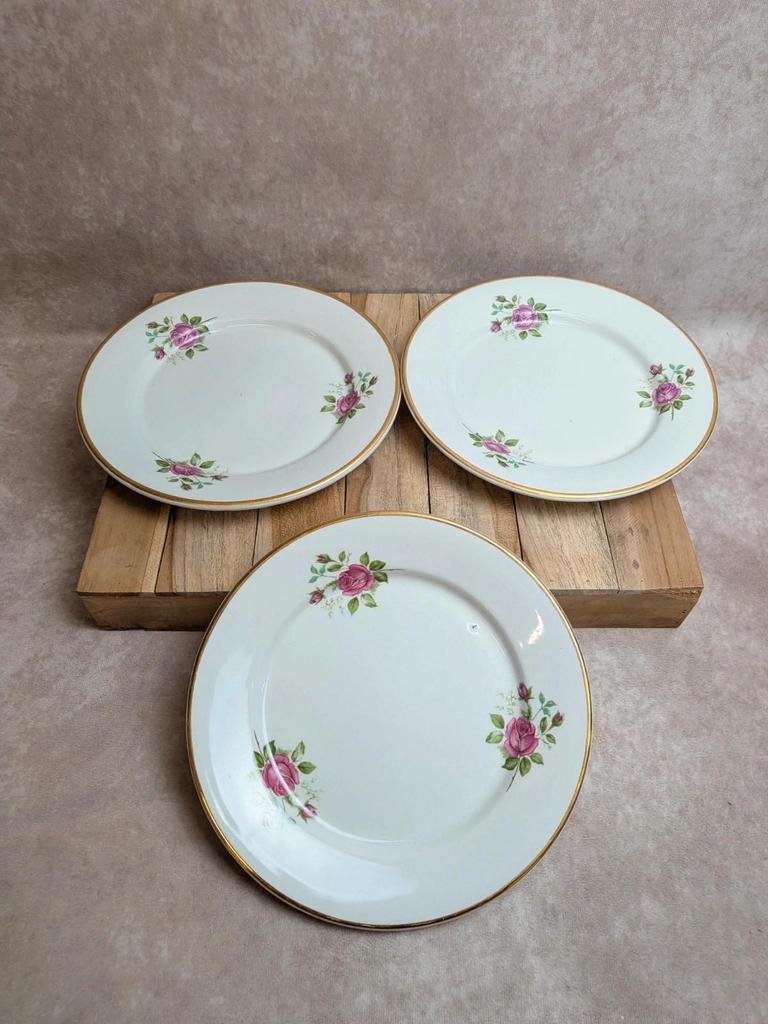 Lot de 3 assiettes plates en faïence fine de Gien – Décor roses et liseré doré – Vintage