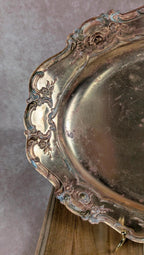 Plateau ovale ancien en métal argenté patiné – esprit Rocaille