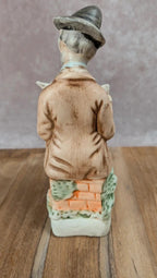 Figurine ancienne homme lisant le journal – Biscuit / porcelaine