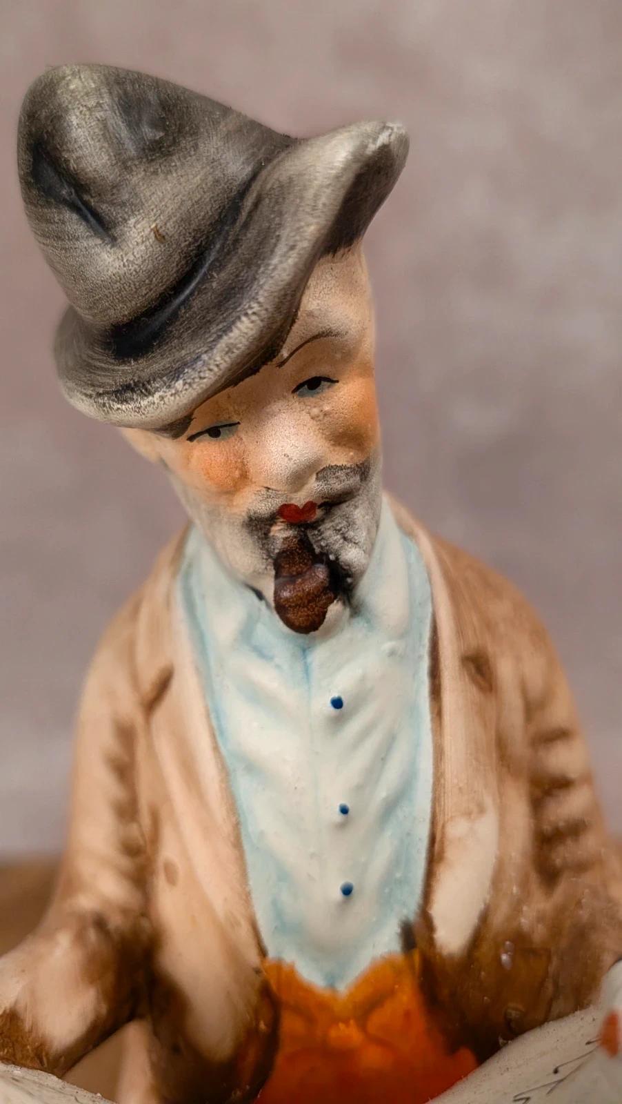 Figurine ancienne homme lisant le journal – Biscuit / porcelaine