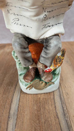 Figurine ancienne homme lisant le journal – Biscuit / porcelaine