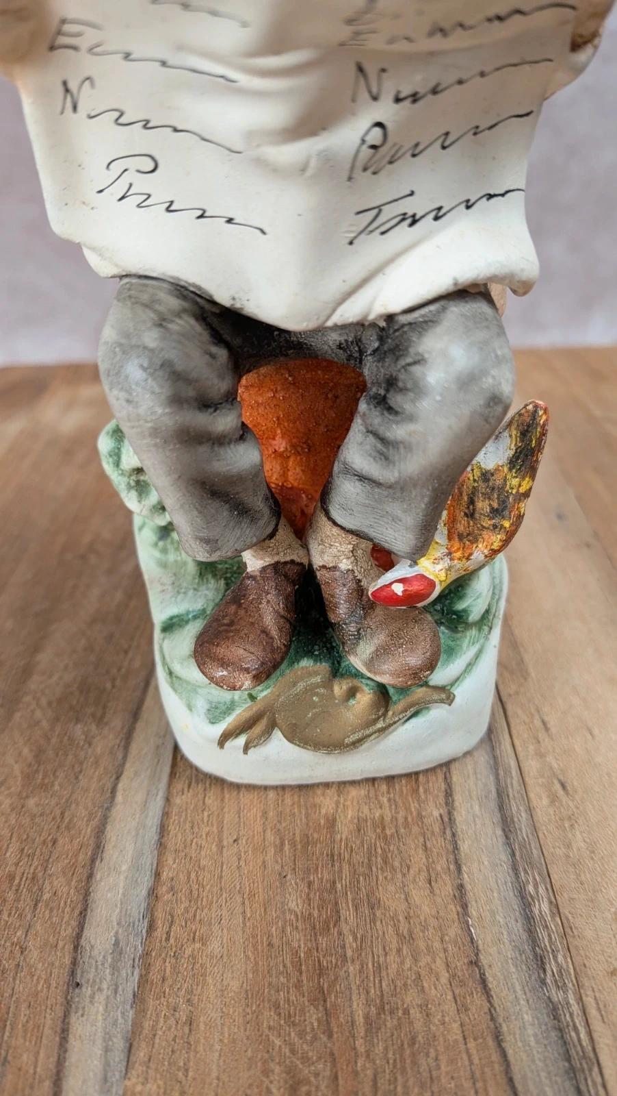 Figurine ancienne homme lisant le journal – Biscuit / porcelaine